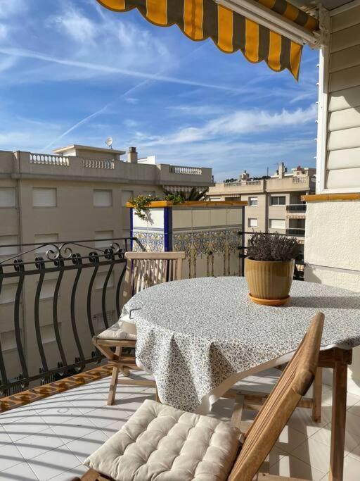 Cal Salmare Seafront Apartment With Rooftop Terrace And Pool Calafell Esterno foto