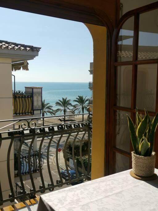 Cal Salmare Seafront Apartment With Rooftop Terrace And Pool Calafell Esterno foto